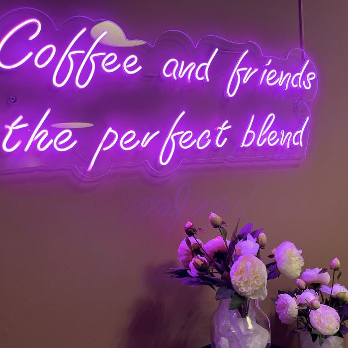 Cafe M — Coffee & Friends i rosa neon