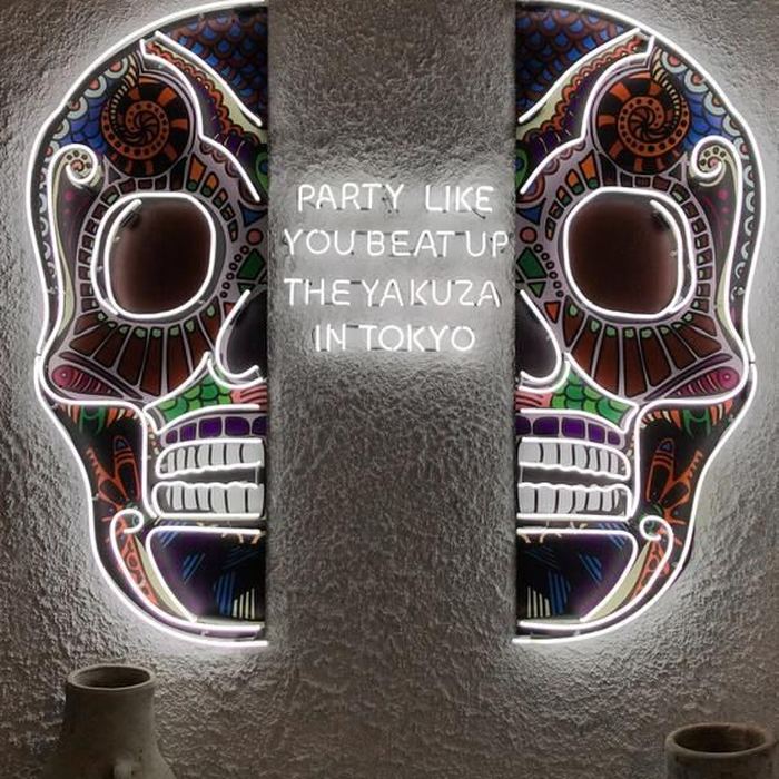 Hodeskalle — neon-art installasjon