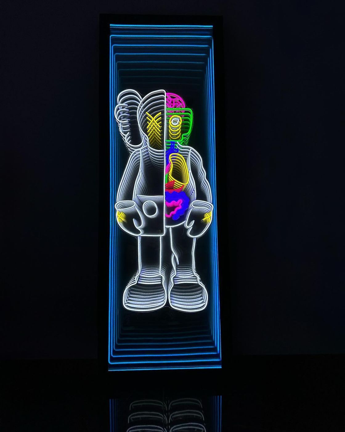 KAWS infinity-speil med LED-neon