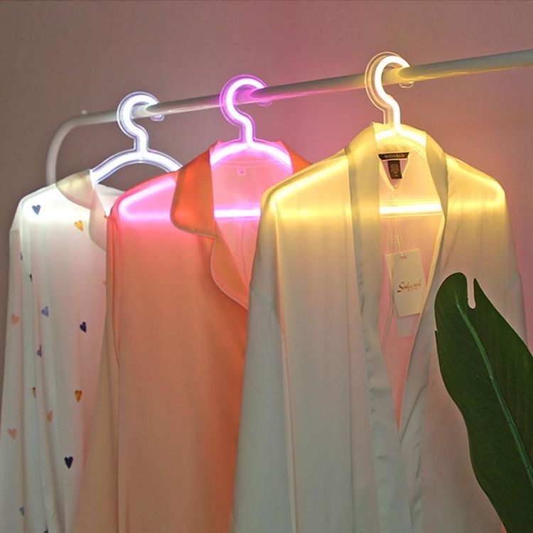 Neon kleshengere · Garderobe
