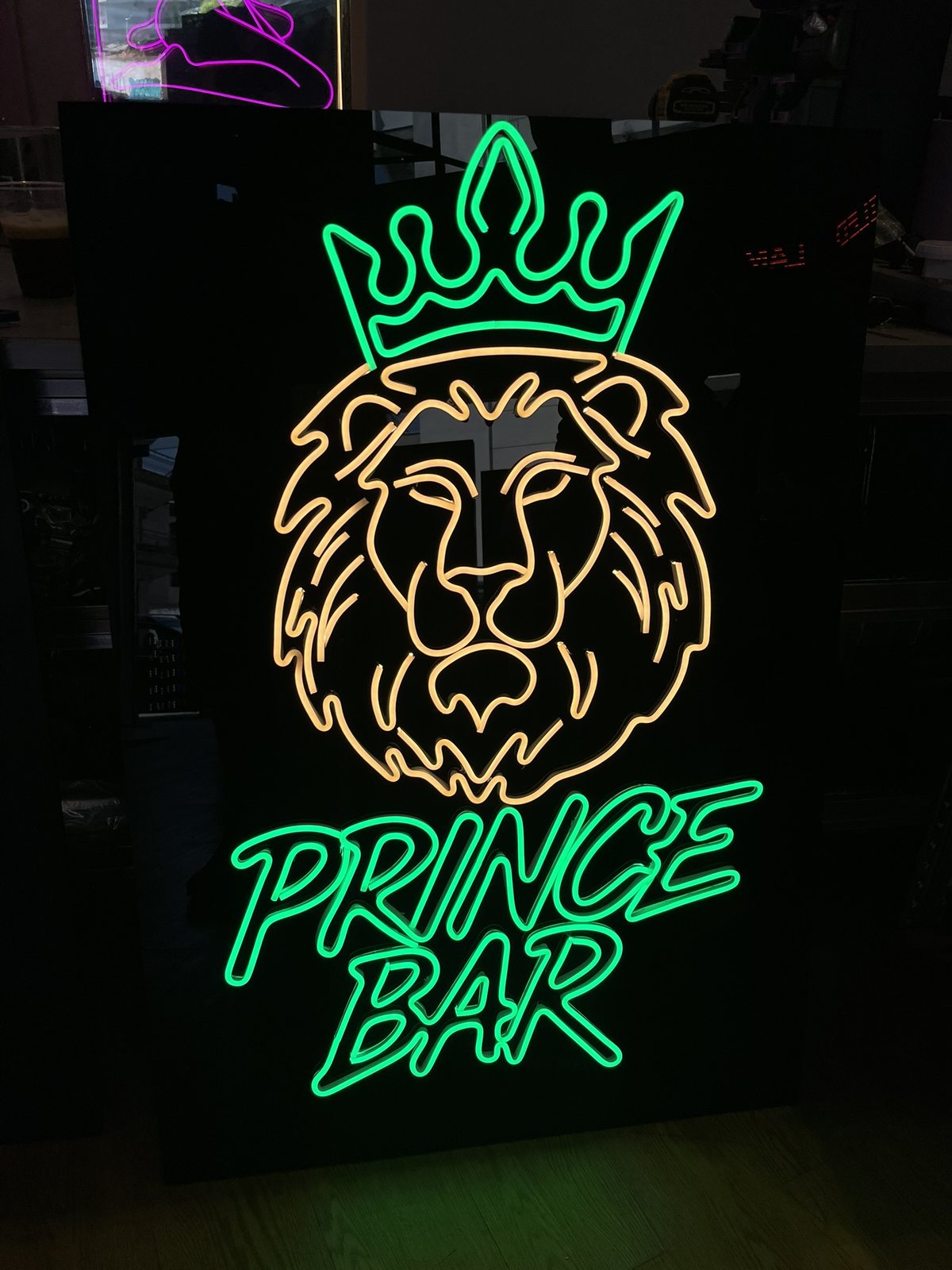 Prince Bar · Løve med krone