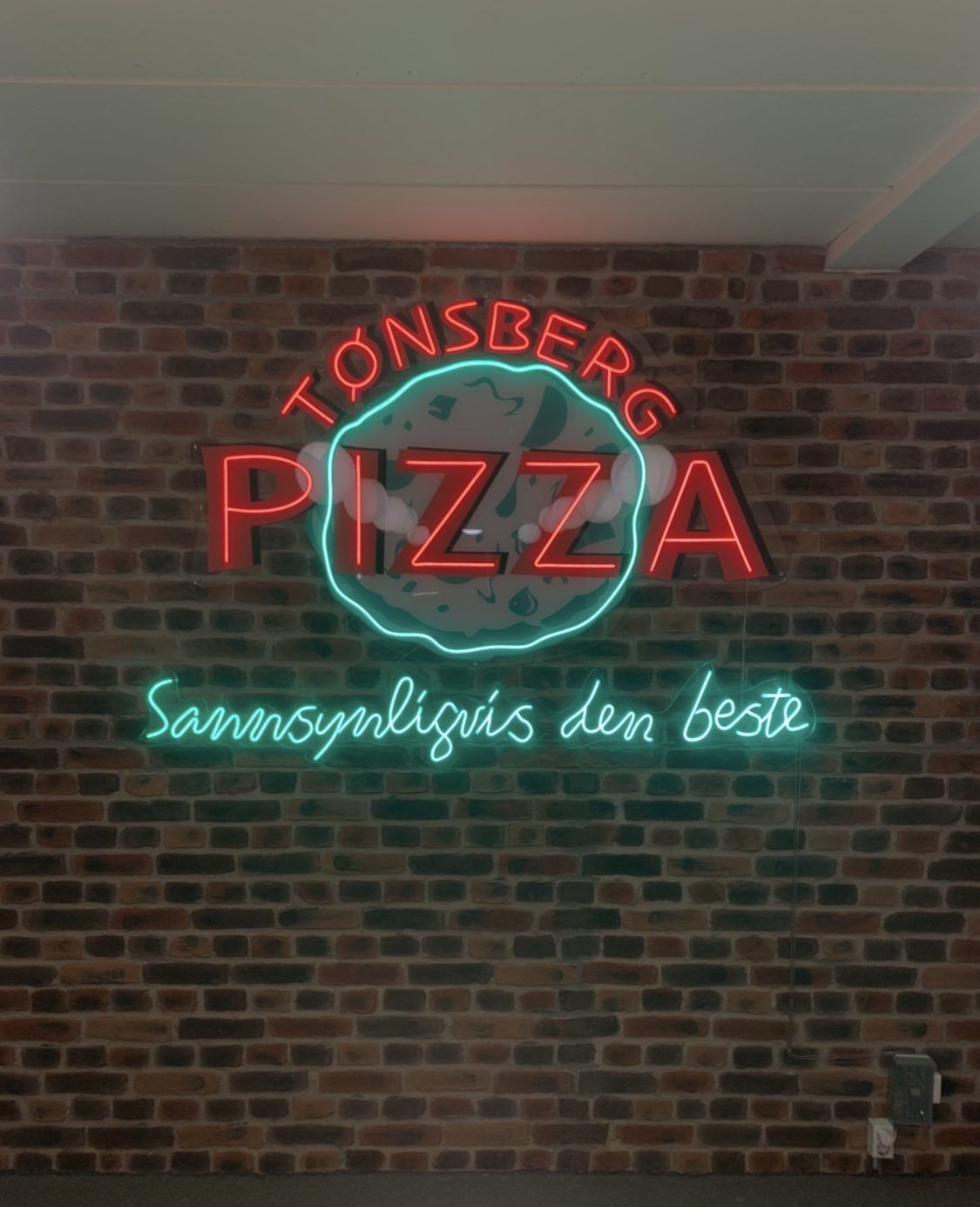 Tønsberg Pizza LED-neonskilt på fasade