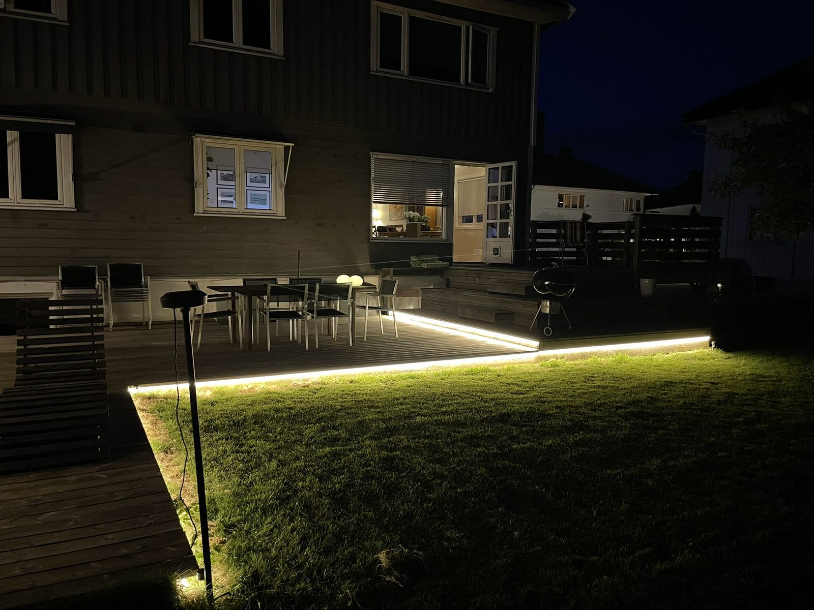 Terrassebelysning · LED-list langs kant